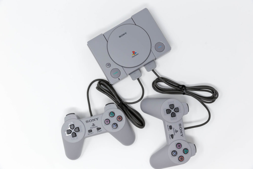PlayStation Classic mini mit zwei Controllern
