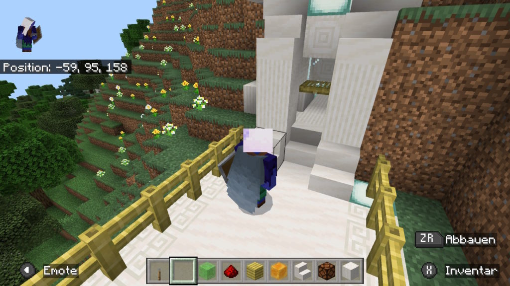 Screenshot aus Minecraft. Eine Figur steht vor dem Eingang einer Basis.