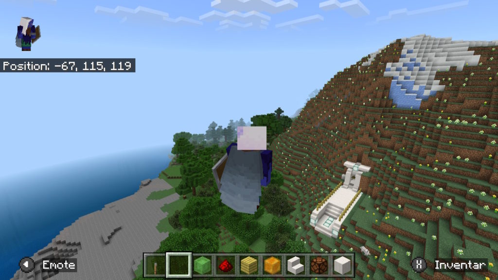 Screenshot aus Minecraft. Eine Figur schwebt über dem Eingang einer Basis.